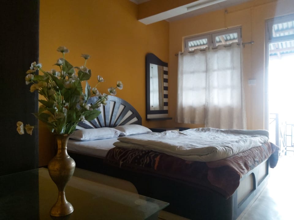 Deluxe Double Room, Mountain View | Desk, laptop workspace, WiFi (free)