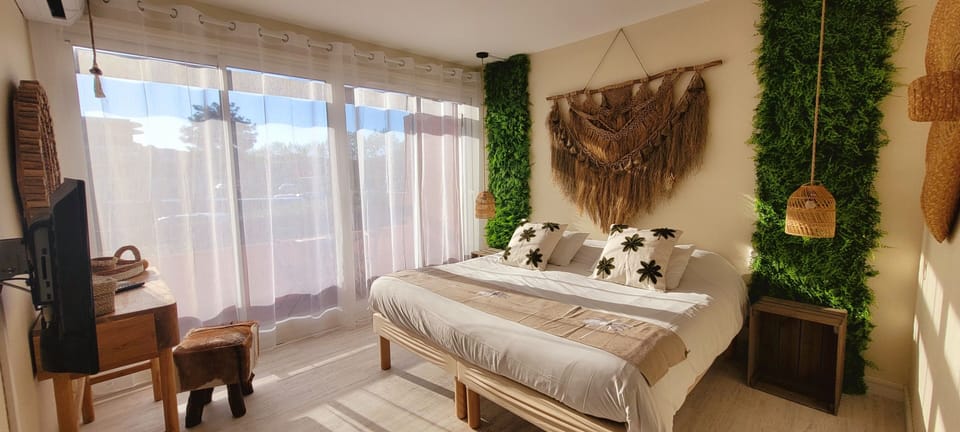 Classic Double Room | In-room safe, desk, soundproofing, free WiFi