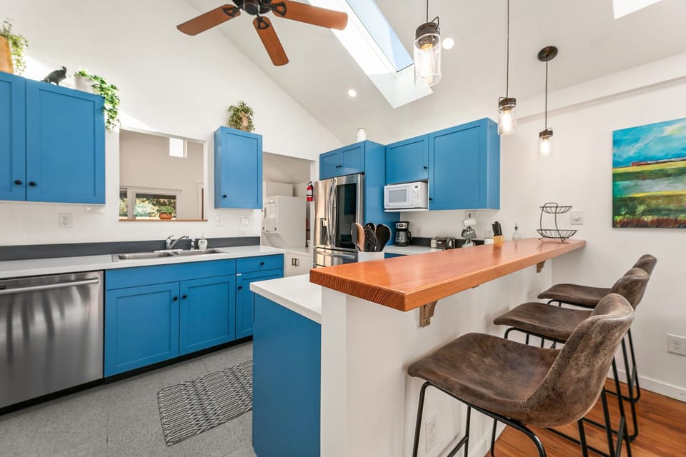 Kitchen with Breakfast Bar (Suite 322)