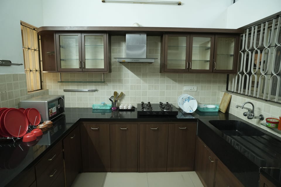 Full-size fridge, microwave, oven, stovetop