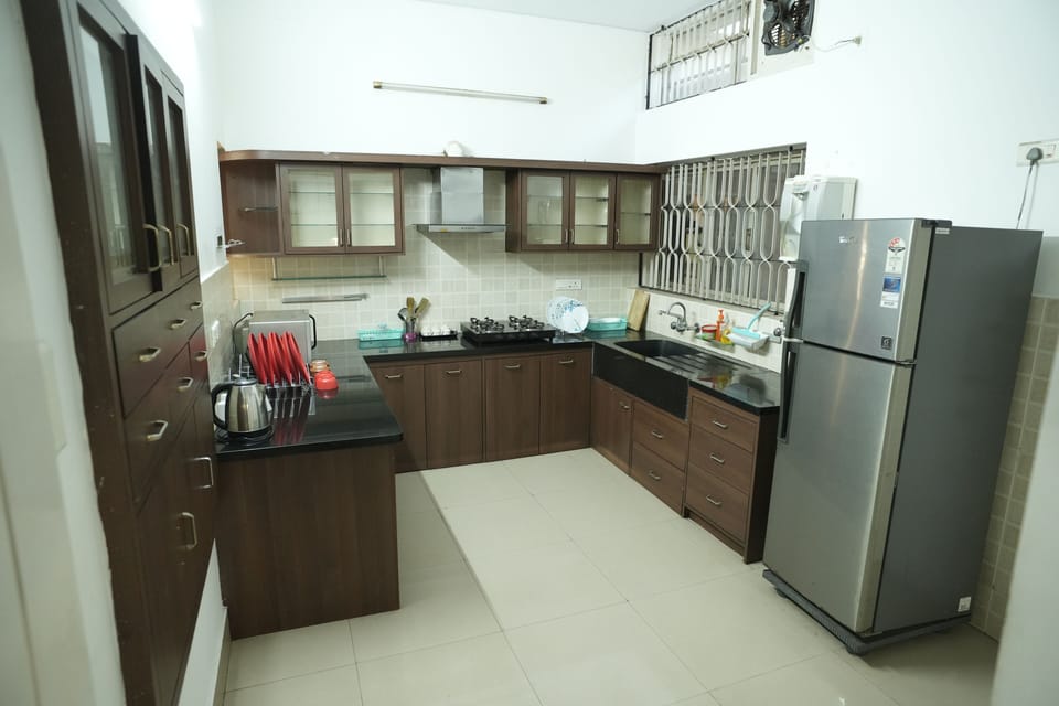 Full-size fridge, microwave, oven, stovetop
