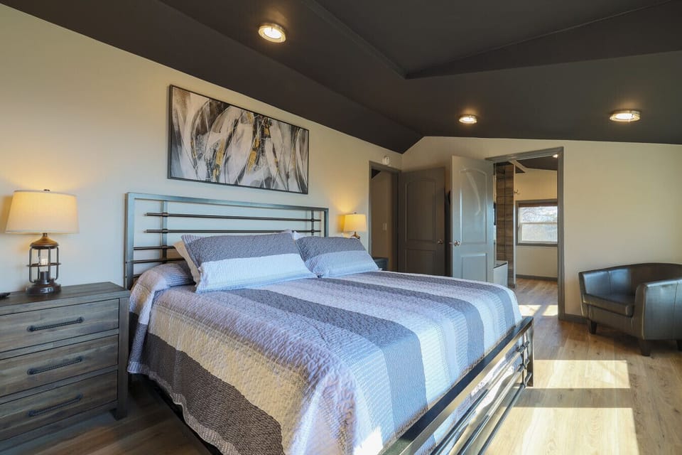 Bedroom 1- King