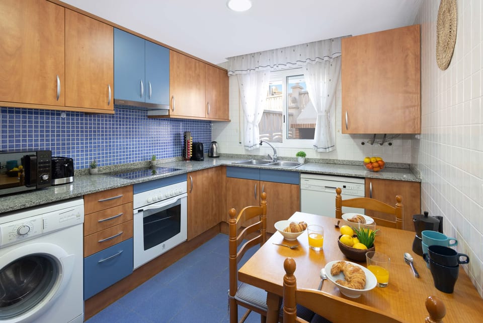 Microwave, dishwasher, coffee/tea maker, cookware/dishes/utensils
