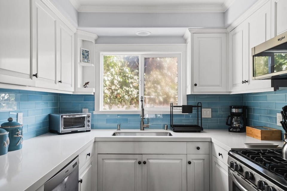 Bright full kitchen
