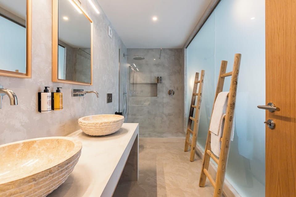 Deluxe Double Room, Partial Ocean View | Bathroom | Shower, free toiletries, hair dryer, towels