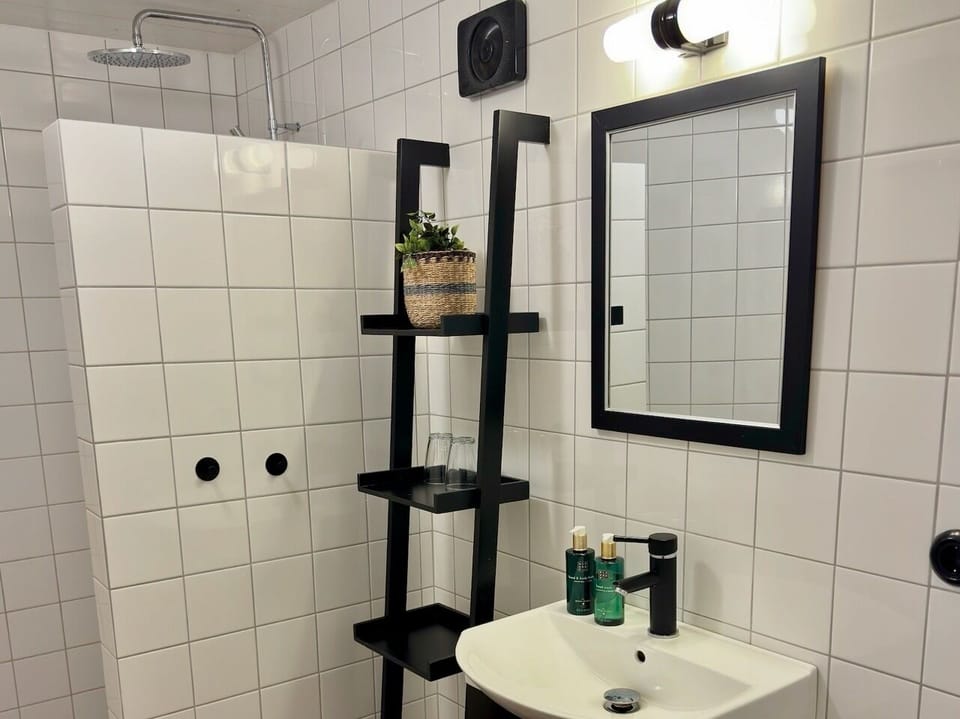 Superior Double Room, Courtyard View, Rebecka | Bathroom | Shower, free toiletries, hair dryer, towels