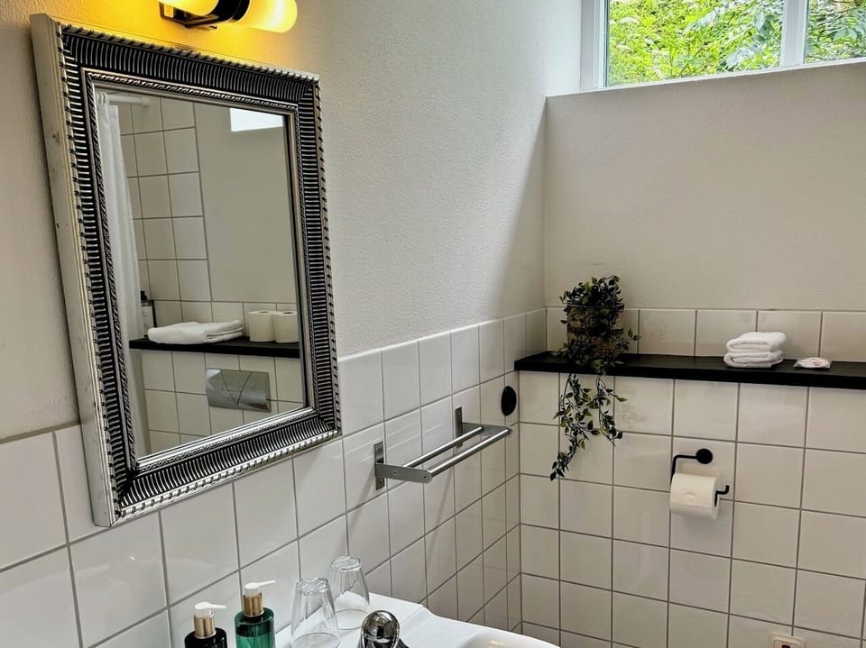 Deluxe Double Room, Courtyard View, Kajsa | Bathroom | Shower, free toiletries, hair dryer, towels