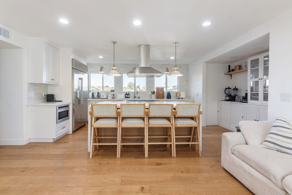 Kitchen island that seats 4 with panoramic views
