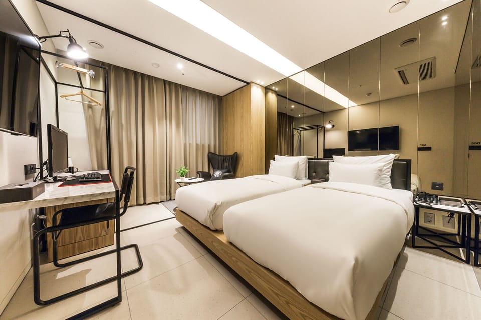 Deluxe Twin Room | Desk, laptop workspace, free WiFi