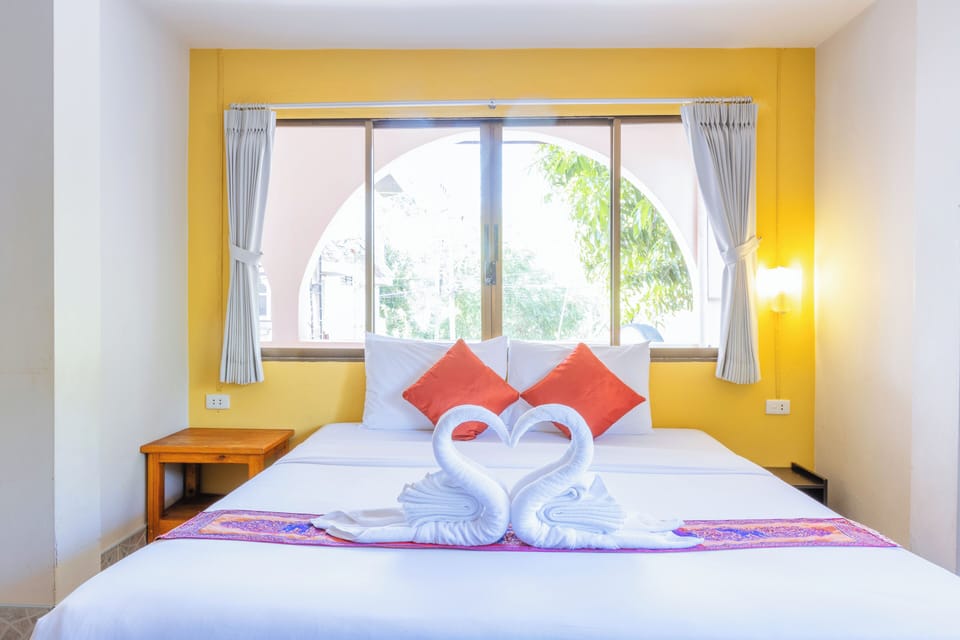 Deluxe Room, City View | Desk, free WiFi