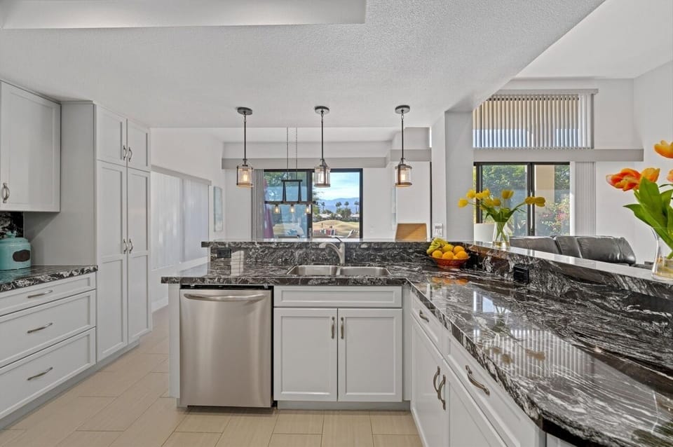 Open kitchen, you can see the mountains and living room!