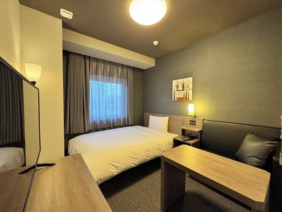 Desk, laptop workspace, free WiFi, bed sheets
