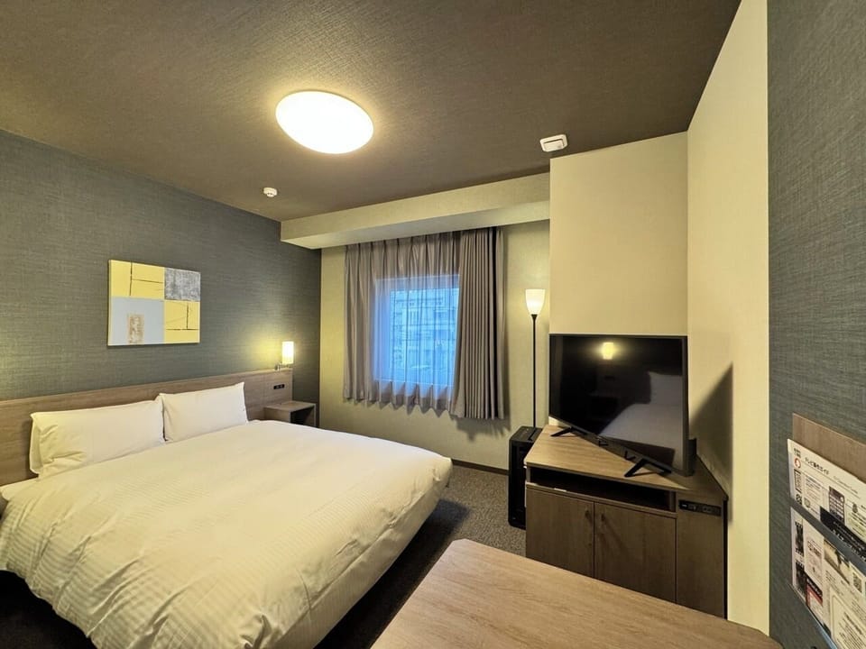 Desk, laptop workspace, free WiFi, bed sheets