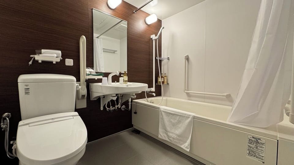 Open Single Room, Non Smoking | Bathroom | Combined shower/tub, hair dryer, slippers, towels