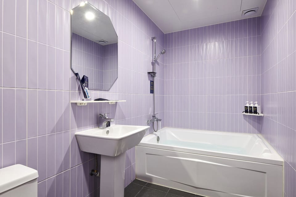 Standard Double Room, City View | Bathroom