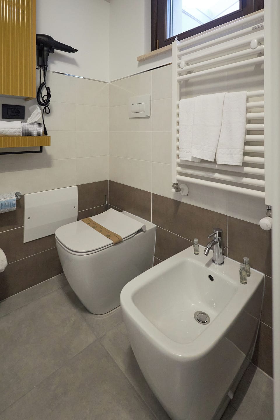 Basic Room | Bathroom | Shower, hair dryer, towels, soap