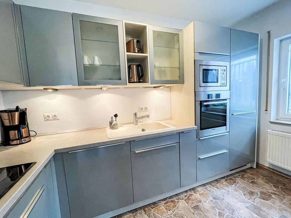 Kitchen Appliance, Kitchen, Cabinetry, Major Appliance, Countertop, Wood, Flooring, Home Appliance, Interior Design, Furniture