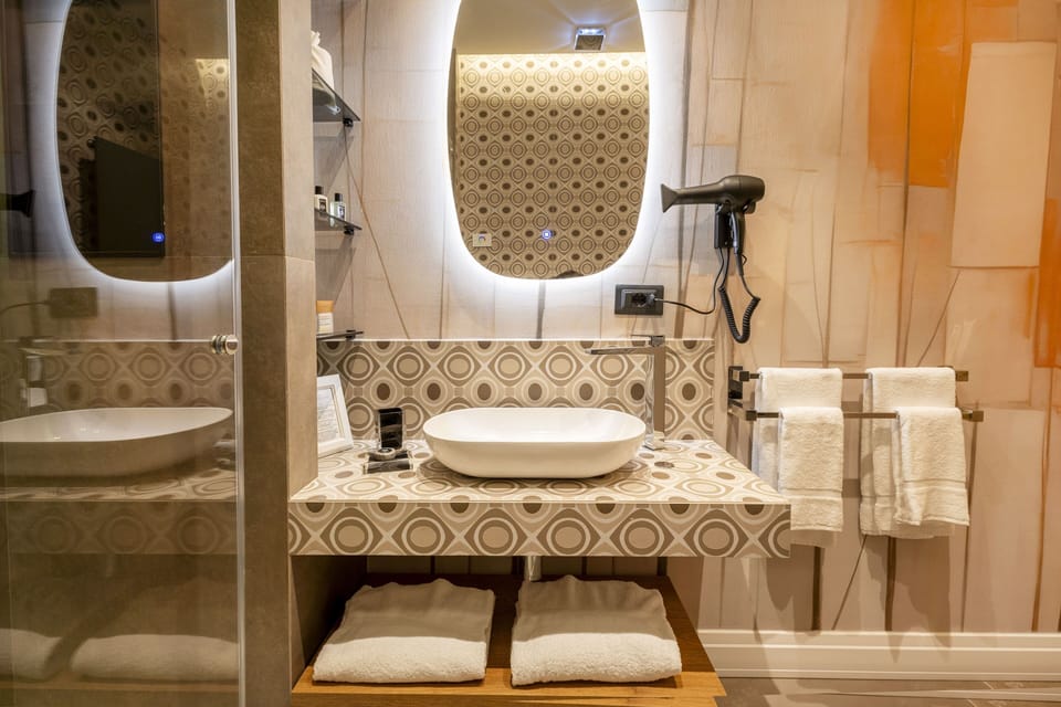 Classic Room | Bathroom | Shower, hair dryer, towels, soap