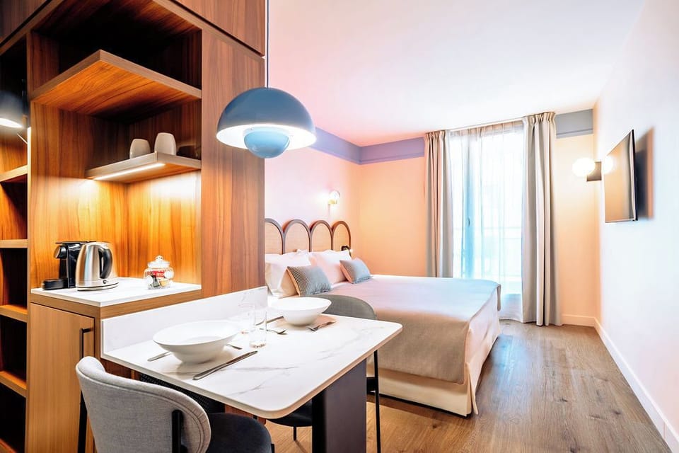 In-room safe, soundproofing, free WiFi, bed sheets