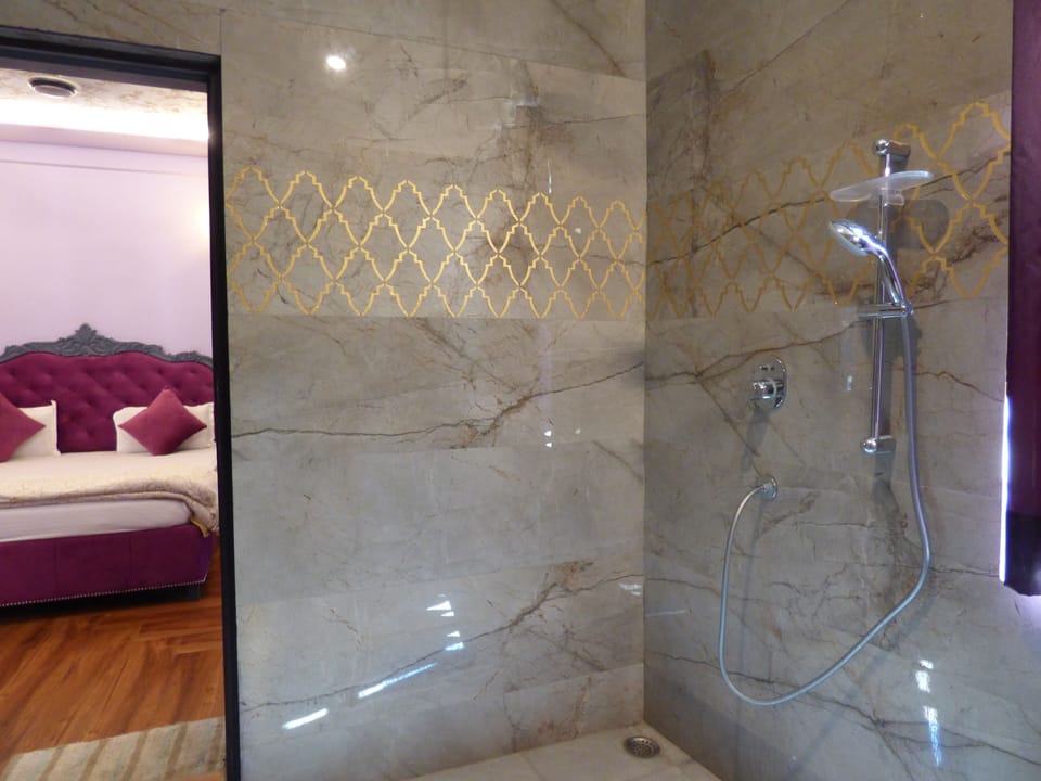 Family Room | Bathroom | Shower, free toiletries, hair dryer, towels