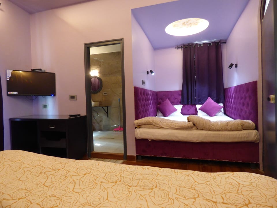 Family Room | Desk, soundproofing, free WiFi, bed sheets