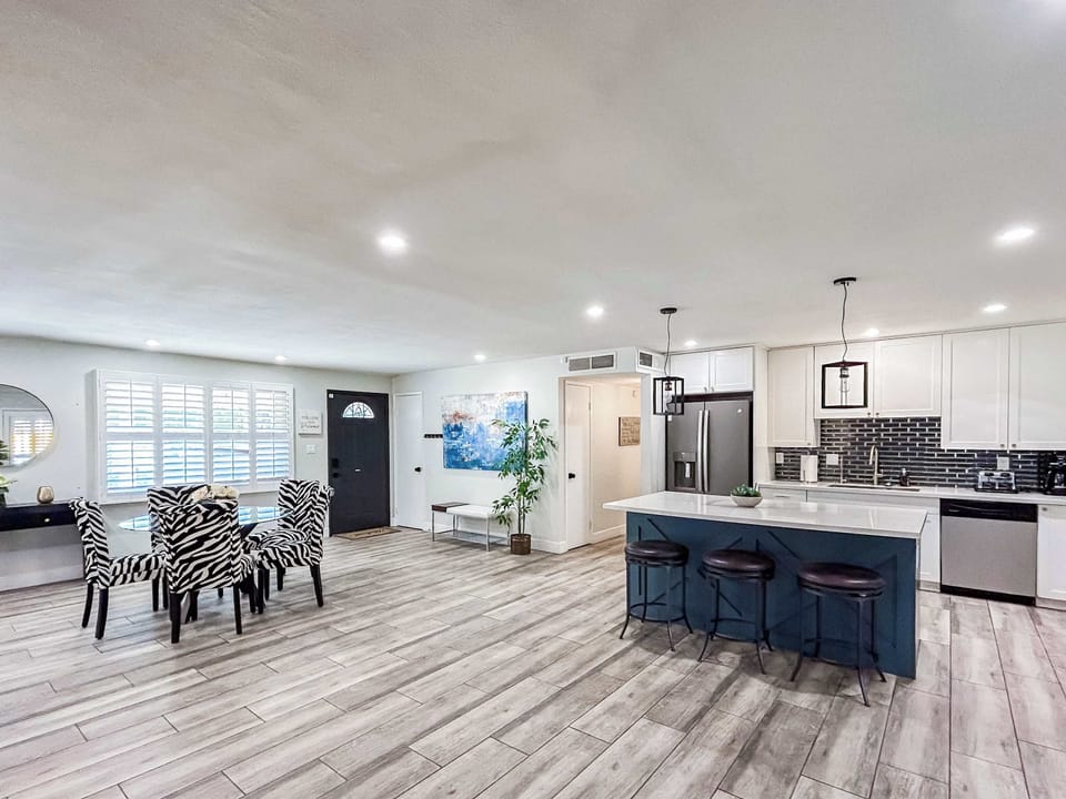 Modern kitchen w/ sleek finishes & plenty of prep space