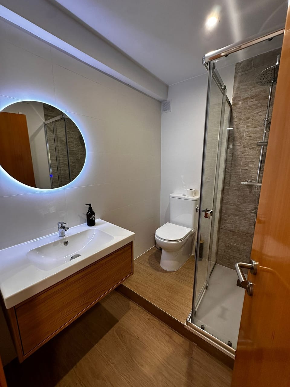 Double Room | Bathroom | Hair dryer, towels, soap, shampoo