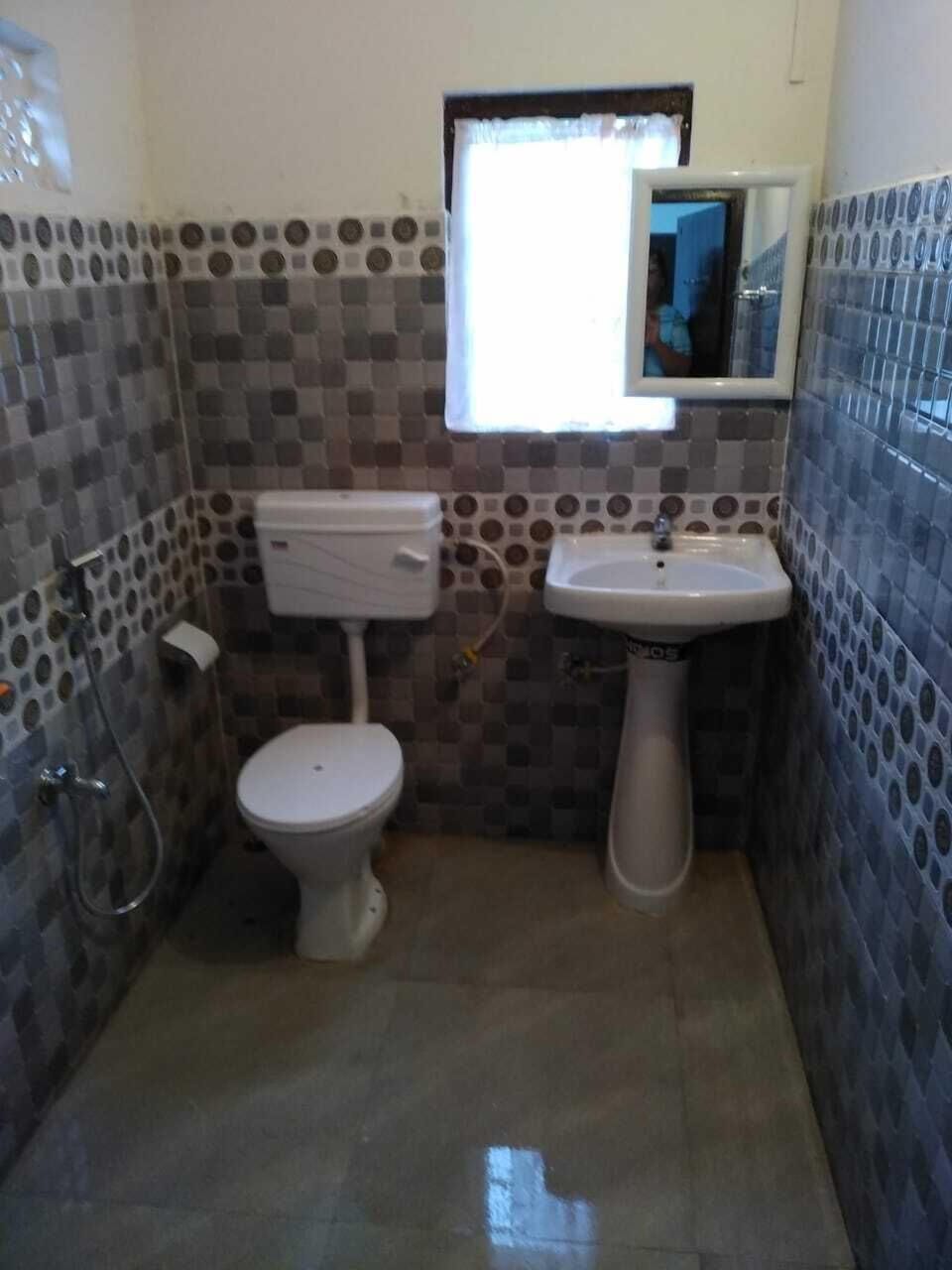 Shower, free toiletries, towels, soap