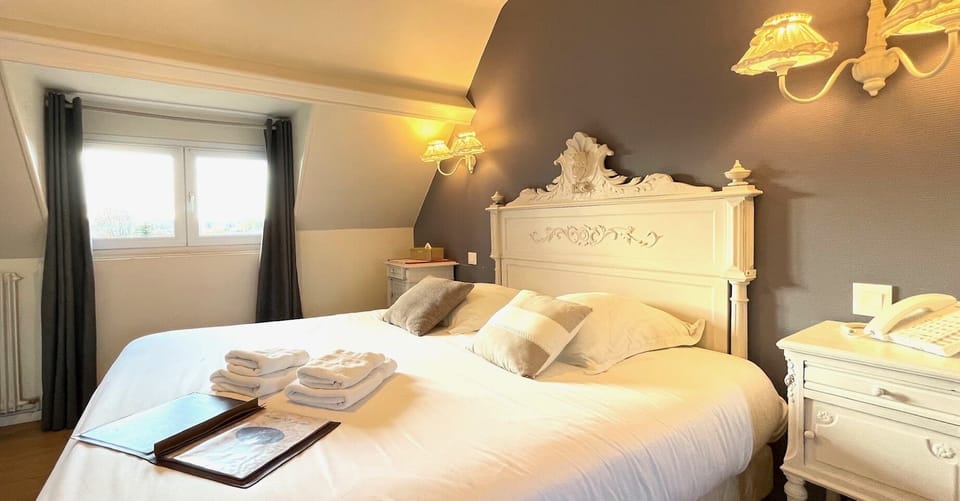 Romantic Room, Bathtub | Individually decorated, desk, blackout drapes, iron/ironing board