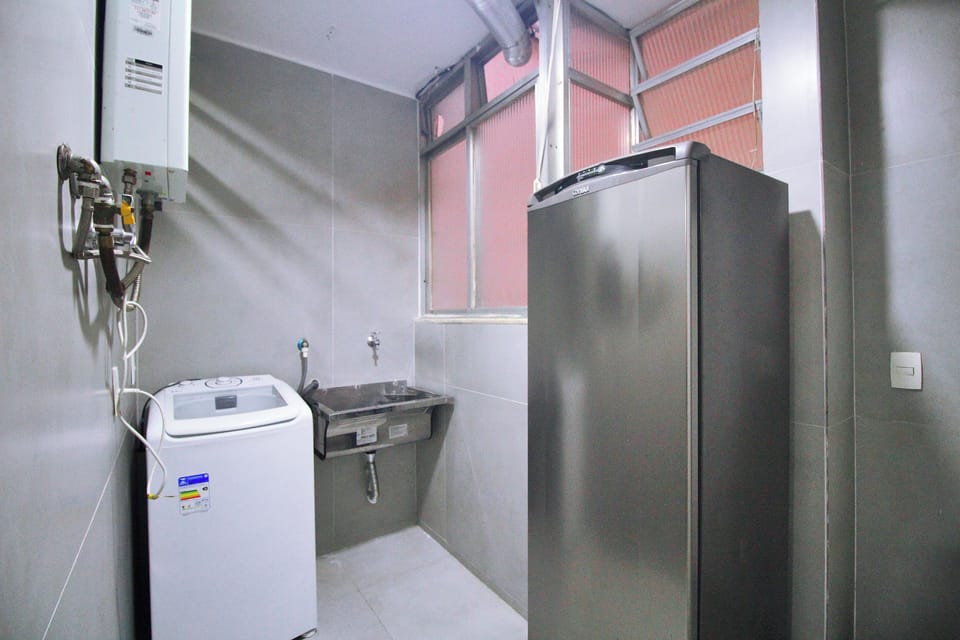 Family Apartment | Private kitchen | Toaster, cookware/dishes/utensils