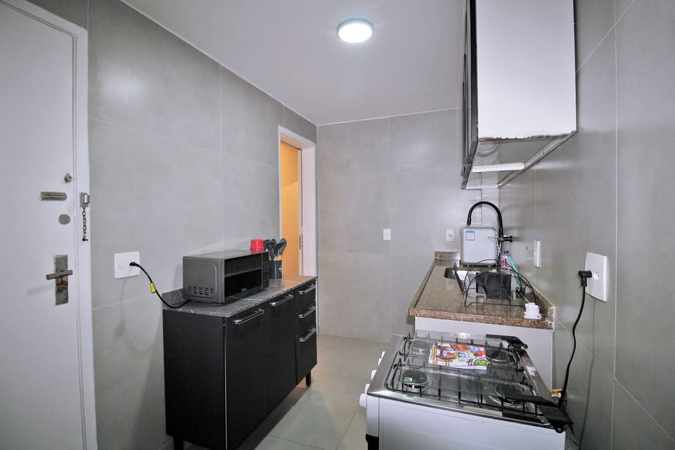 Family Apartment | Private kitchen | Toaster, cookware/dishes/utensils