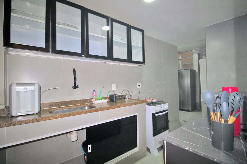 Family Apartment | Private kitchen | Toaster, cookware/dishes/utensils