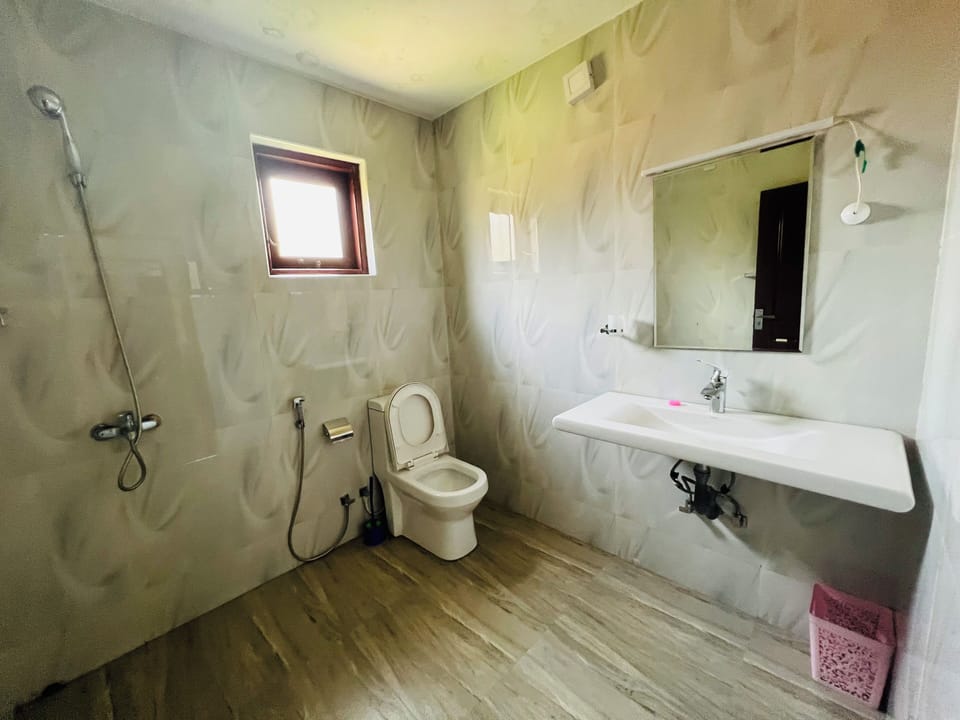 Deluxe Double Room, 1 Bedroom, Balcony, Garden View | Bathroom | Bidet