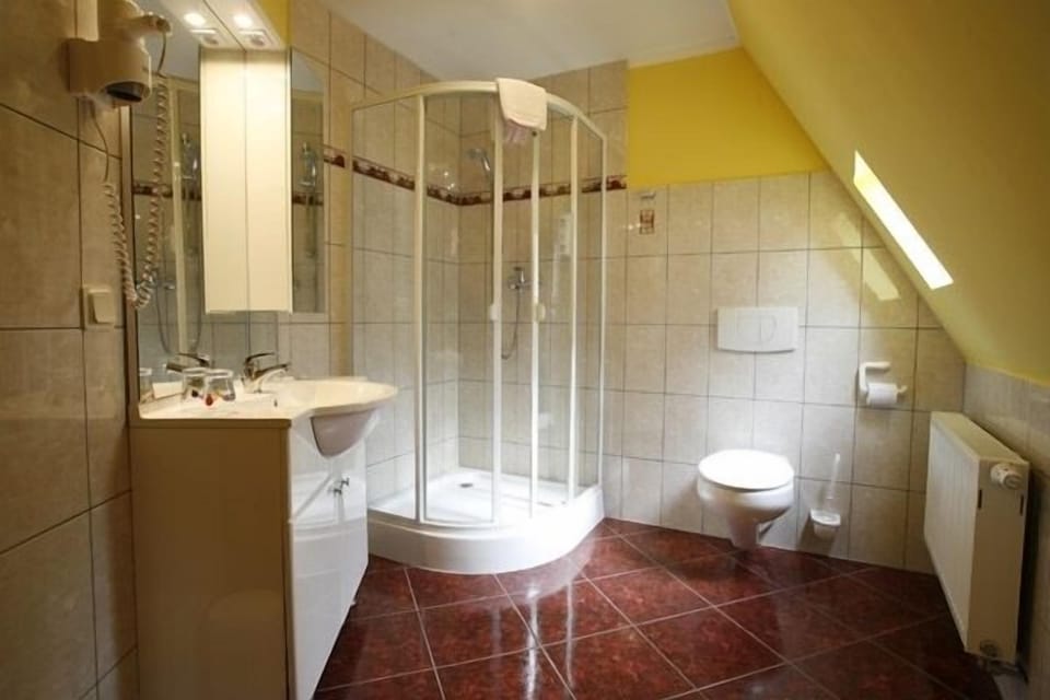 Shower, free toiletries, hair dryer, towels