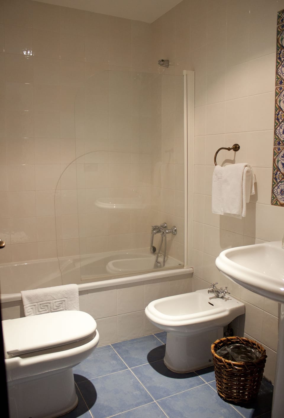 Twin Room (Aboa) | Bathroom | Free toiletries, hair dryer, bidet, towels
