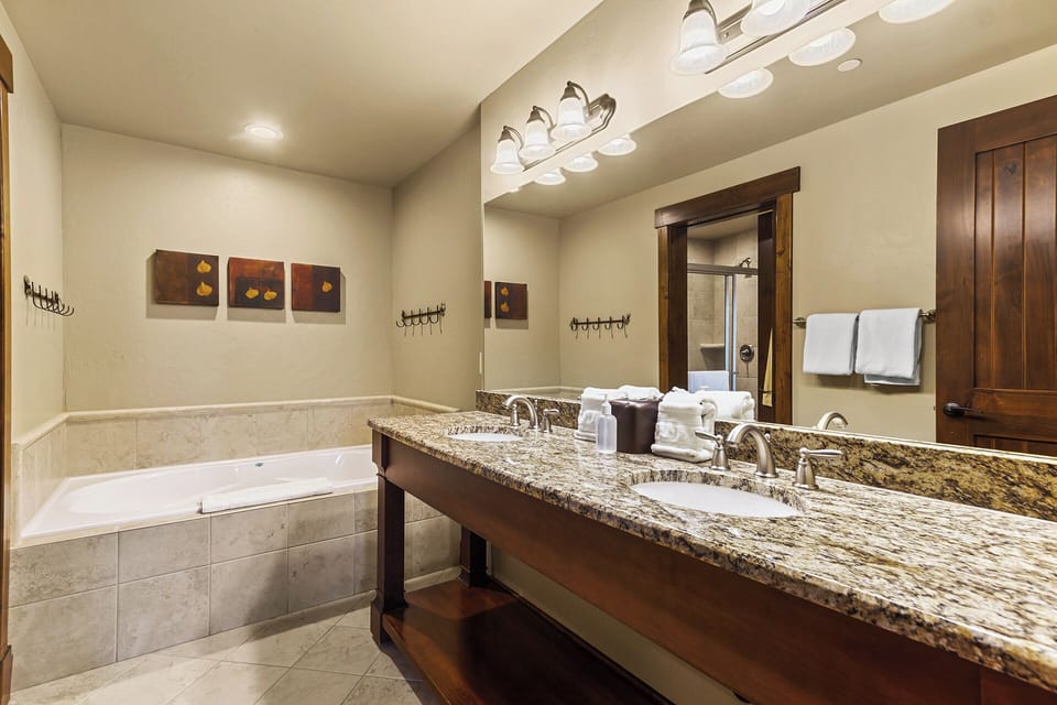 Double vanity with large soaking tub