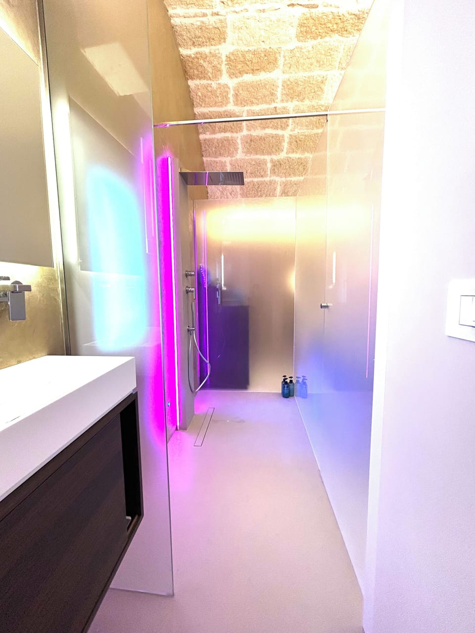 Walk-in shower with cromo-therapy in Jacuzzi Luxury bedroom 