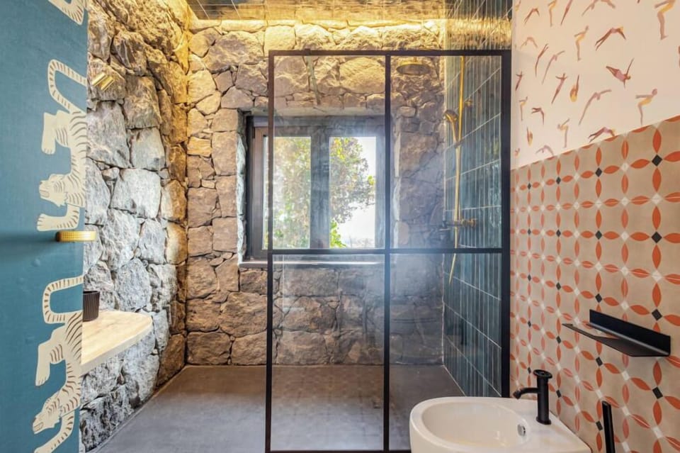 Luxury Suite, Sea View | Bathroom | Slippers, bidet