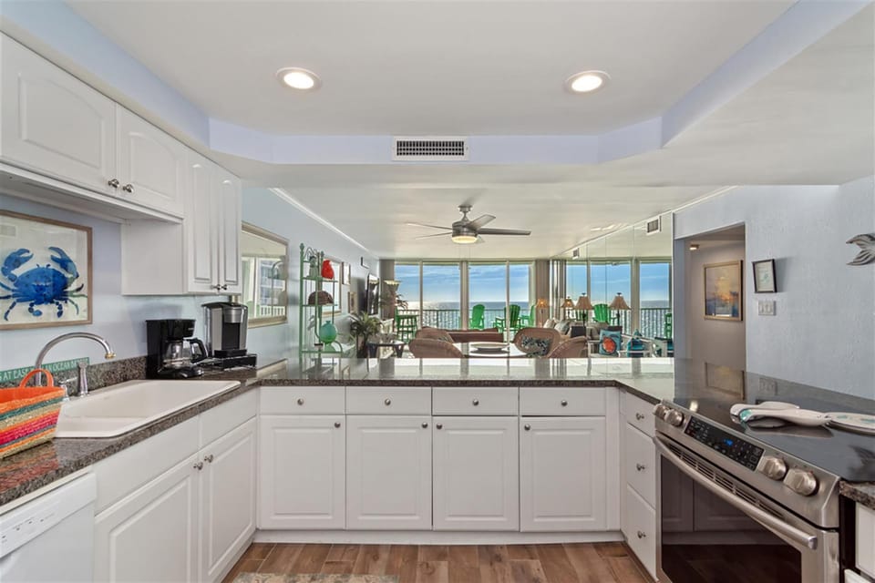 Condo, Multiple Beds (Shoreline Towers 1073) | Private kitchen | Oven, toaster