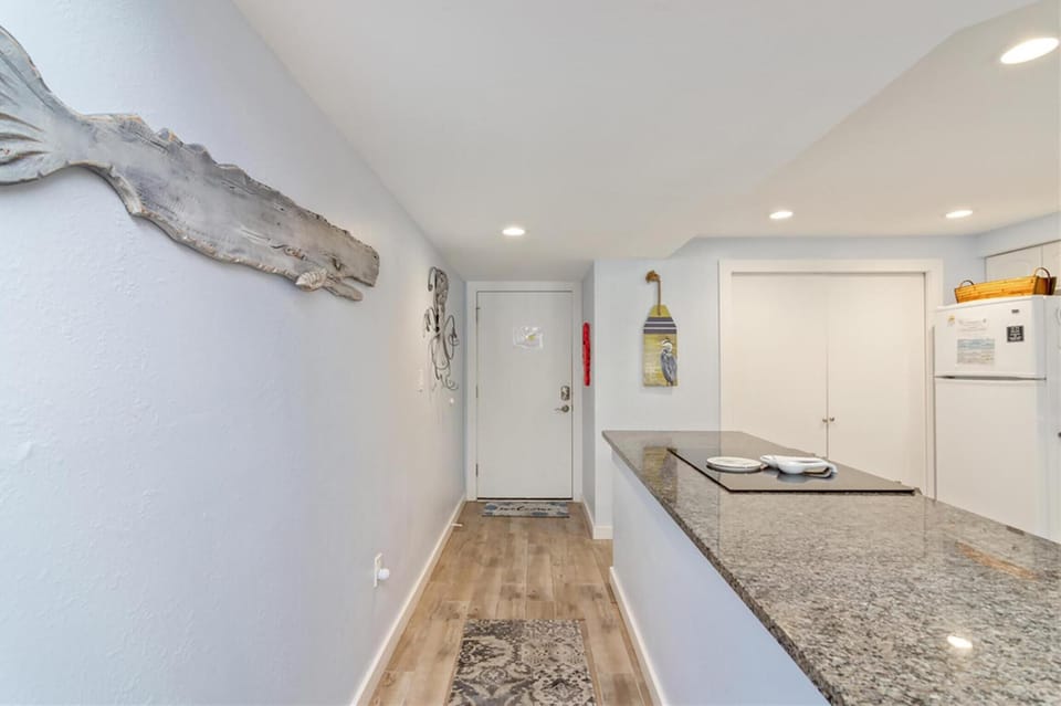 Condo, Multiple Beds (Shoreline Towers 1073) | Interior
