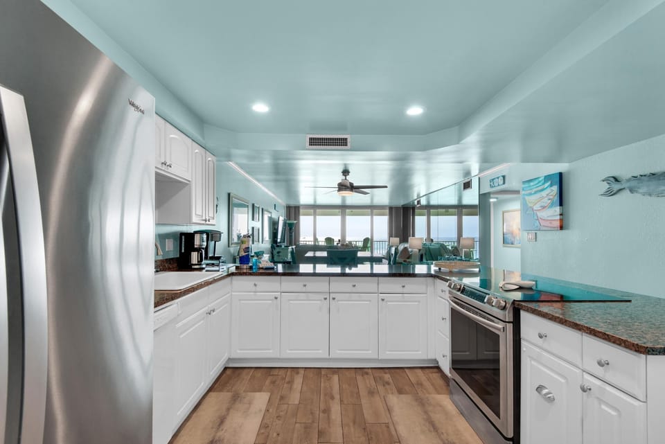 Condo, Multiple Beds (Shoreline Towers 1073) | Private kitchen | Oven, toaster