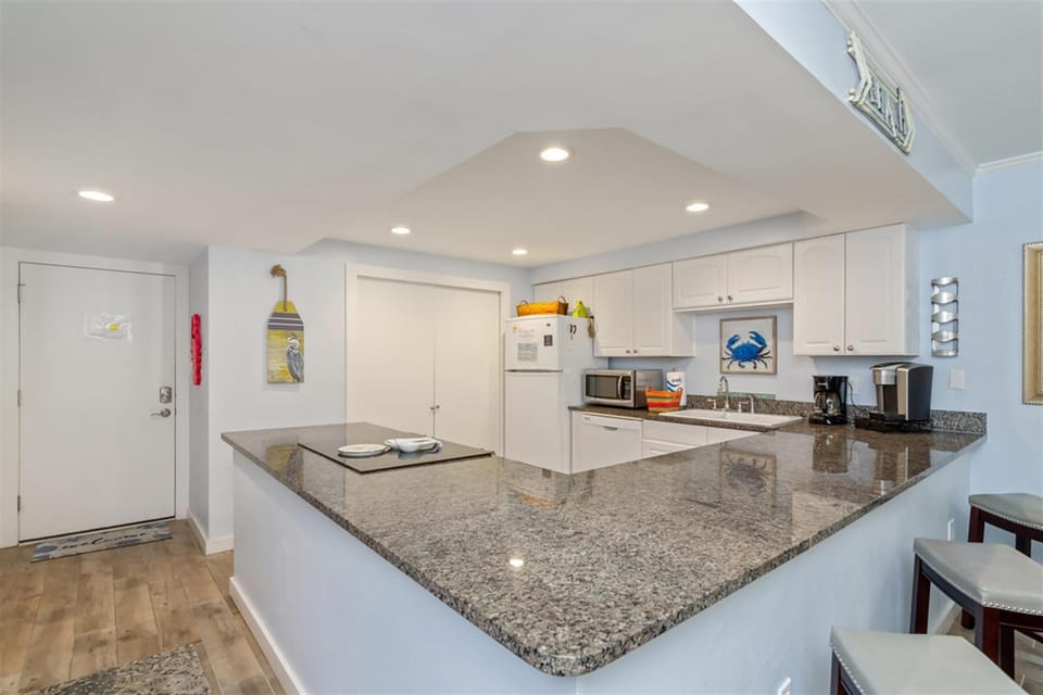 Condo, Multiple Beds (Shoreline Towers 1073) | Private kitchen | Oven, toaster