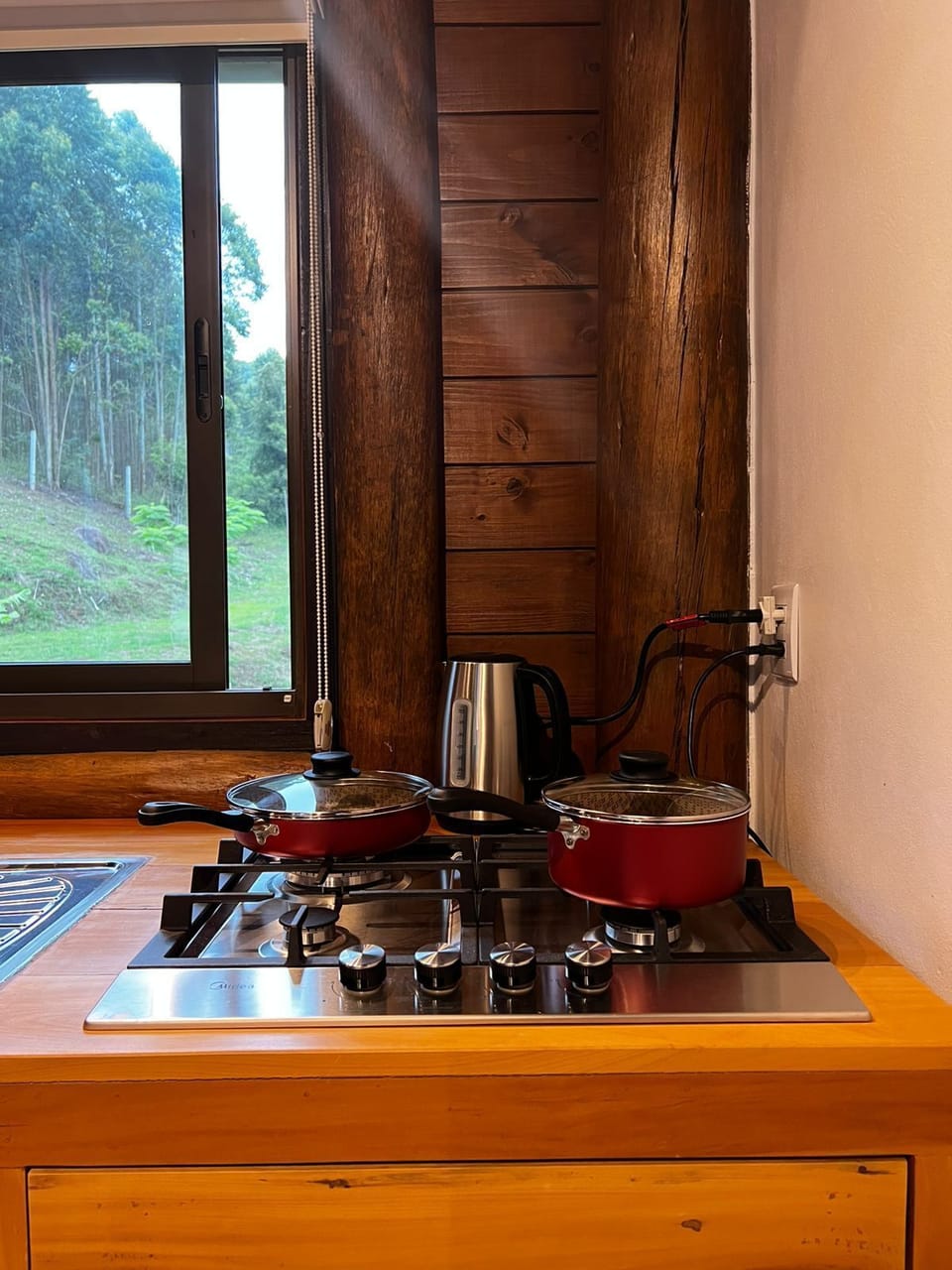 Deluxe Studio, Mountain View | Private kitchen | Highchair