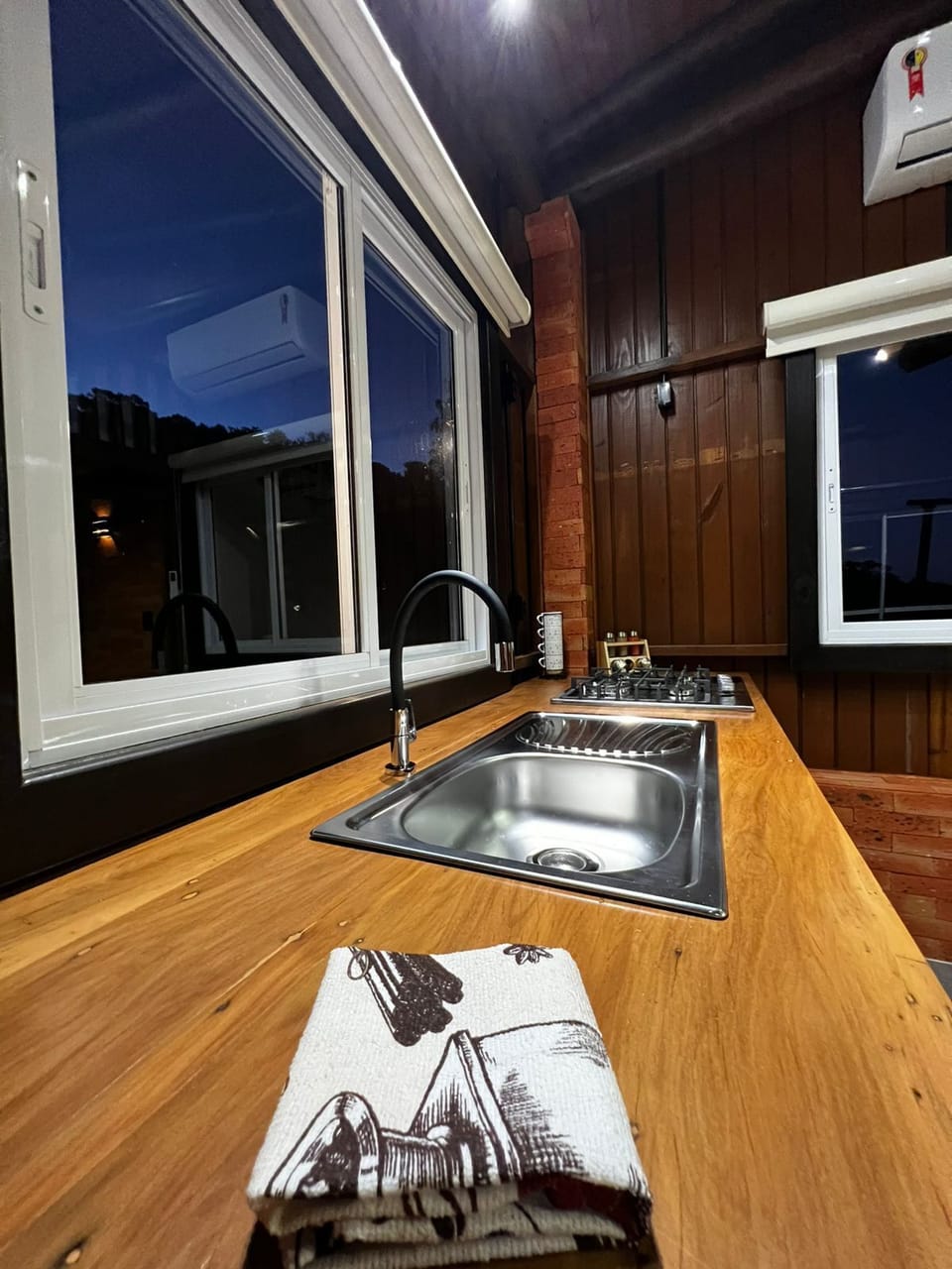Deluxe Cabin, Valley View | Private kitchen | Highchair