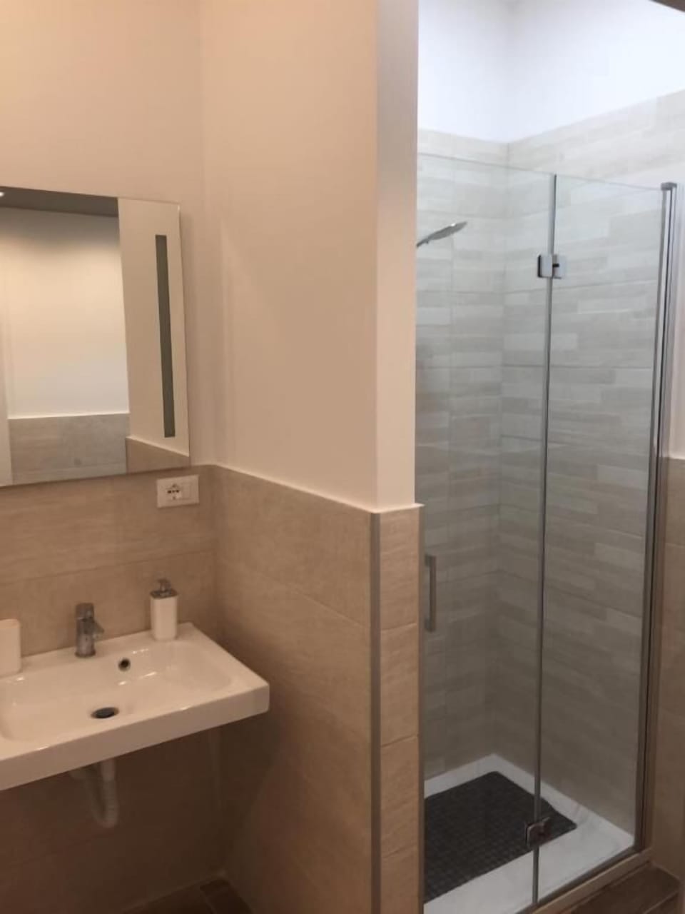 Deluxe Double Room | Bathroom | Shower, hair dryer, bidet, towels