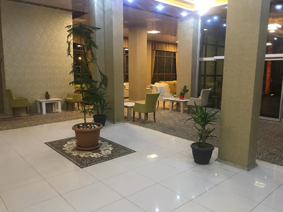 Comfort Room, City View | Living area