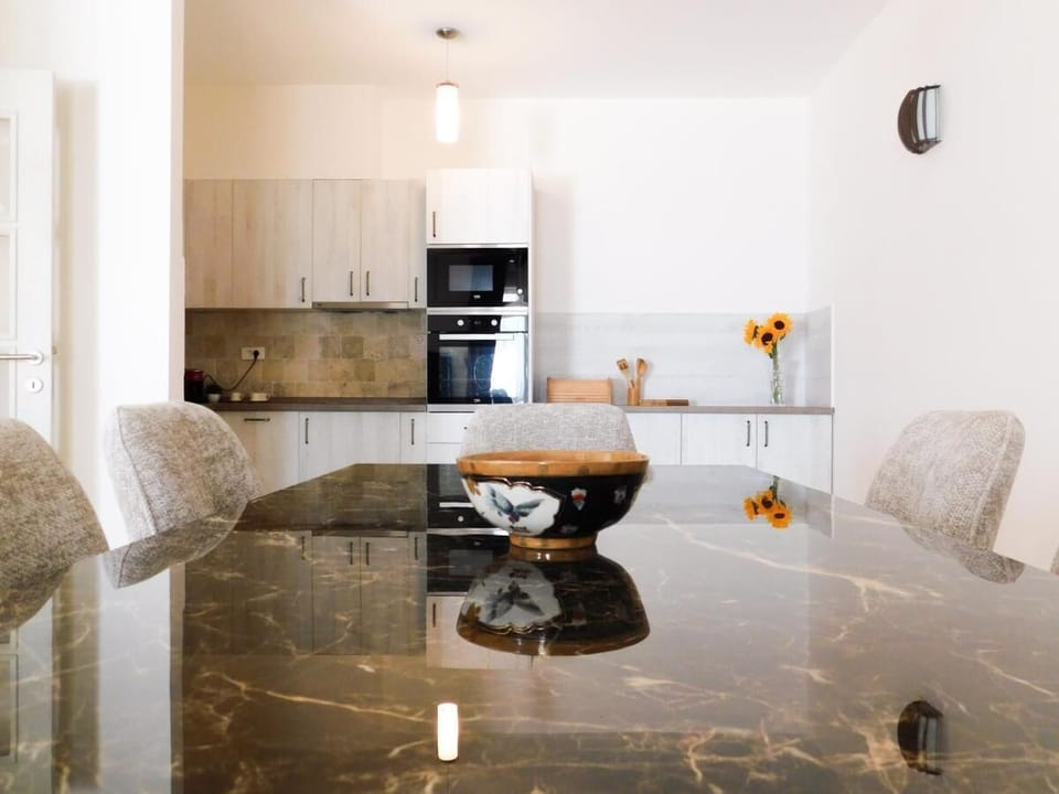 Comfort Villa, Patio, Sea View | Dining room