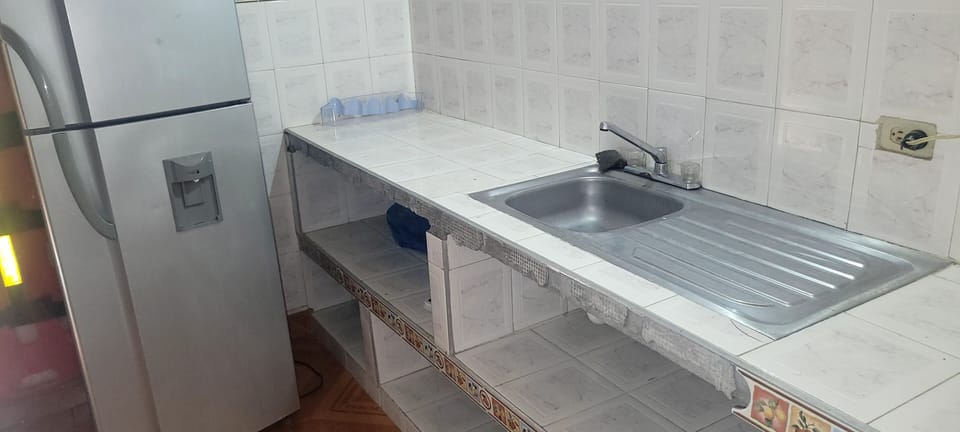 Full-size fridge, stovetop, dishwasher, cookware/dishes/utensils