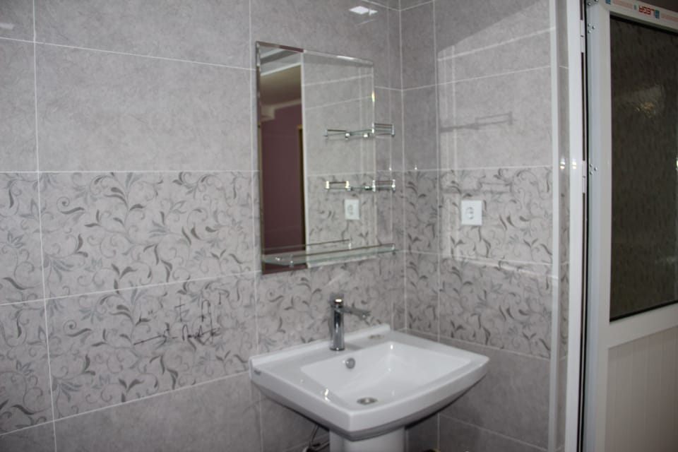 Standard Triple Room, Mountain View | Bathroom | Shower, free toiletries, towels, soap
