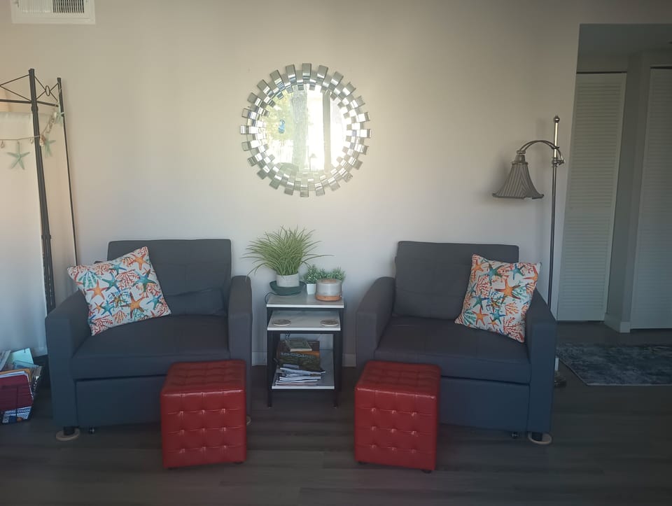 Relax, watch TV, Read, room for friends, spacious.